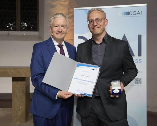 Manfred Specker Medaille Peter Markus Spieth.jpg