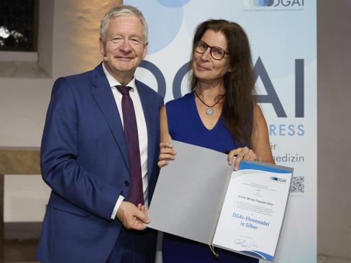 Ehrennadel Silber Esther Pogatzki-Zahn.jpg